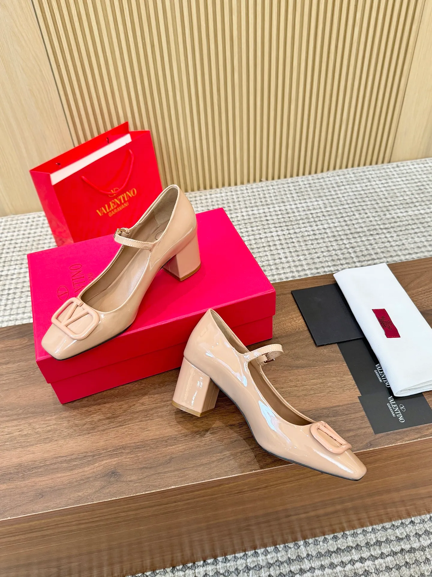👟👟Ex-factory price 460👟👟 Genuine leather sole + 40 Valentino. Large v-buckle sandals ㊙️Latest series of counters Authentic grade version with perfect details. Authentic products are made one to one. All details are consistent with genuine ones. The upper foot is very pedicure type. The key point is that it is very good and easy to control. It does not grind the feet and does not tire the feet. Walking artifact, exclusive mold opening. The highest version on the market. Fabric: imported mixed sheepskin, lining and foot pads are all sheepskin. Code number (34 to 42) Customized sizes 34 and 42 are non-returnable and non-exchangeable. Heel height: 7.5CM. Rubber sole, leather sole +40